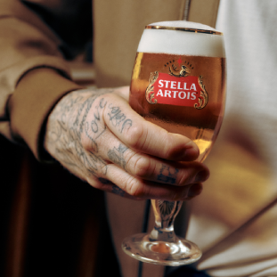stella-artois-mano-con-caliz
