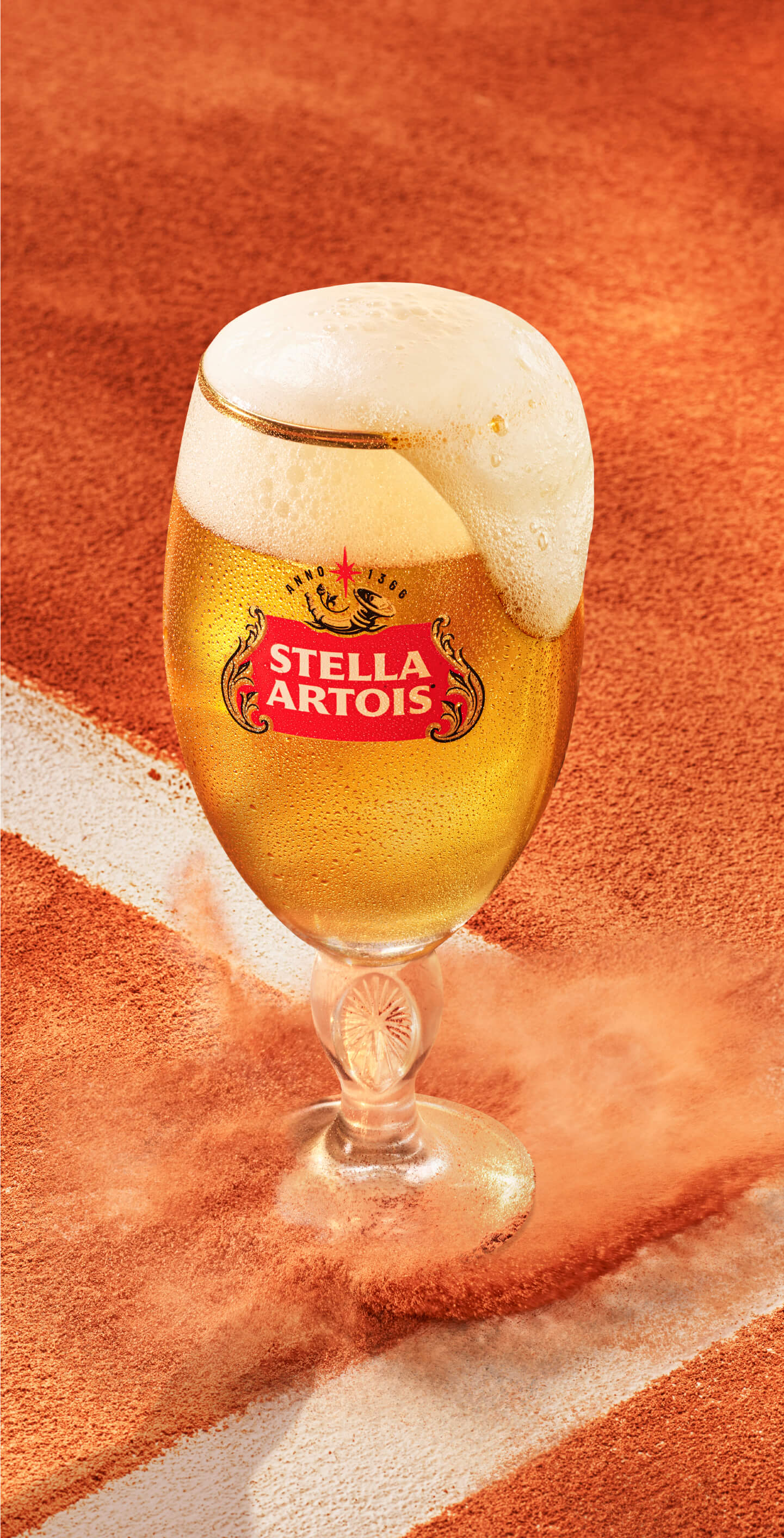 cancha de tennis y caliz de Stella Artois